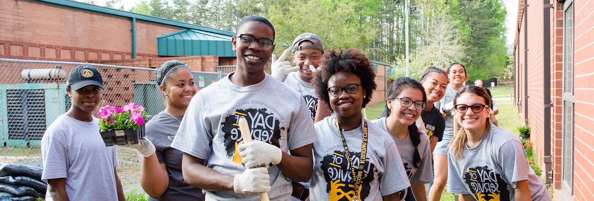 Group of 正规博彩十大网站排名 student volunteers.